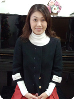 ピアノ講師、大見謝由紀子